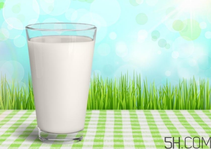 早上空腹喝牛奶好嗎？早上喝牛奶有什么好處？