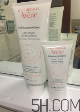 雅漾舒緩特護潔面乳怎么用？使用方法