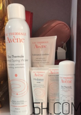 雅漾舒緩特護潔面乳怎么用？使用方法