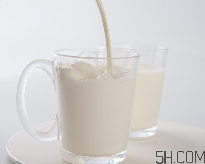 早上喝牛奶好還是晚上喝牛奶好？