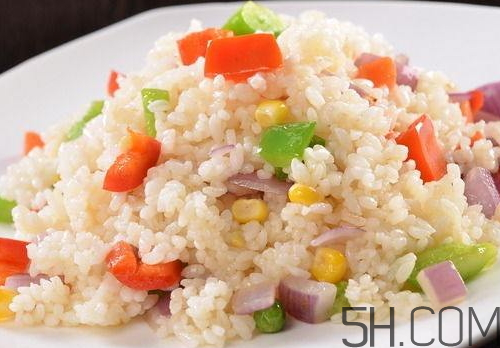 蛋炒飯為什么要用隔夜飯？蛋炒飯可以用熱飯嗎？