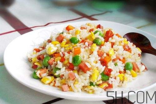 蛋炒飯為什么要用隔夜飯？蛋炒飯可以用熱飯嗎？