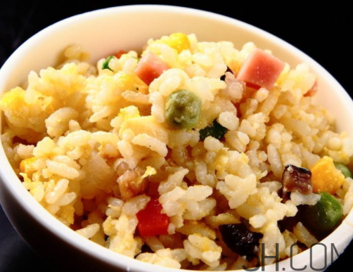 蛋炒飯?jiān)趺闯吹囊涣Ａ＃?炒飯如何粒粒分明？
