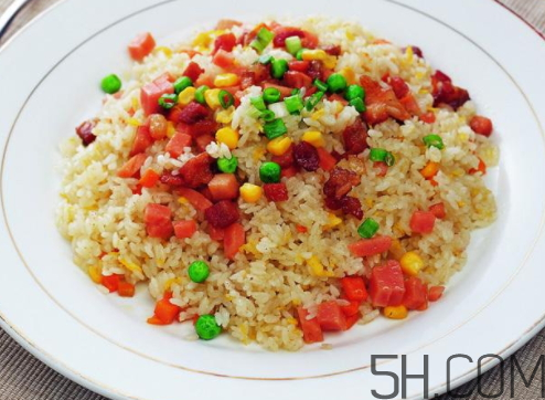 蛋炒飯?jiān)趺醇訜?？蛋炒飯微波爐加熱多久？