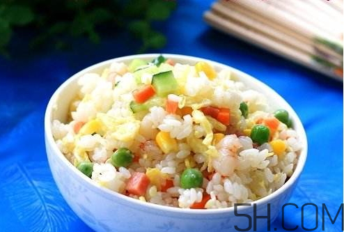 蛋炒飯?jiān)趺醇訜?？蛋炒飯微波爐加熱多久？