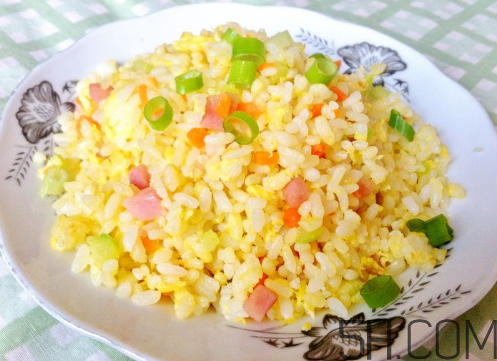 蛋炒飯?jiān)趺醇訜?？蛋炒飯微波爐加熱多久？