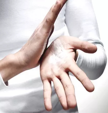 發(fā)蠟怎么用？發(fā)蠟抓頭發(fā)步驟圖