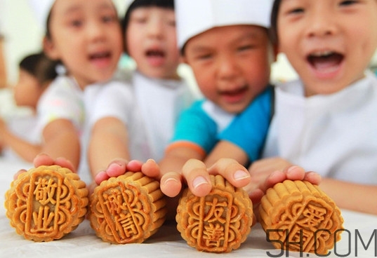 中秋吃月餅從什么時(shí)候流傳下來(lái)的？小龍蝦月餅?zāi)睦锟梢再I(mǎi)到