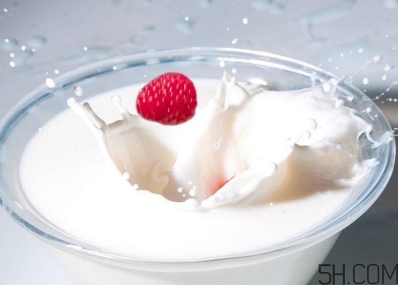 早上空腹喝牛奶好嗎？早上喝牛奶有什么好處？