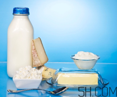 早上喝牛奶會長高嗎？早上喝牛奶會變白嗎？