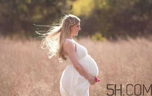 生孩子可以治療痛經(jīng)嗎？生孩子可以治療婦科?。?></p><p>不過，由子宮內(nèi)膜異位癥引起的繼發(fā)性痛經(jīng)，有40%左右的病人會引起不孕?！芭R床上，我們會見到一些病人，在結(jié)婚后半年內(nèi)還沒有懷孕，平時又有痛經(jīng)的癥狀，有可能是子宮內(nèi)膜異位癥引起的不孕，要做詳細(xì)的檢查。看病灶在哪里，包塊有多大。有些子宮內(nèi)膜異位到卵巢里，有些會到盆腔里。盆腔這么大，一顆米粒般大小的病灶有時候不能輕易被確診?！?/p><p>章勤說，對于這樣的病人，如果包塊在2~3cm大小，而病人本身對于痛經(jīng)的耐受度還能忍的話，可以不開刀，采取藥物治療。但如果想要盡快懷孕，得先把這個原發(fā)病治好，至少要控制住。</p><p>而且患有子宮內(nèi)膜異位癥的病人，順利懷孕生子之后，痛經(jīng)的癥狀也不一定就能得到緩解，這個病比較容易復(fù)發(fā)。</p><p>“所以如果是嚴(yán)重痛經(jīng)、頑固性痛經(jīng)，一定要上醫(yī)院詳細(xì)檢查，如果做一次B超沒有發(fā)現(xiàn)病變，建議定期進(jìn)行復(fù)查。病情在發(fā)展，早發(fā)現(xiàn)早治療。”章勤說。</p>		</div>
<div align=