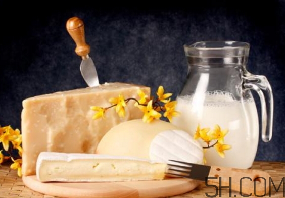 早上喝牛奶豐胸嗎？早上喝牛奶會胖嗎？