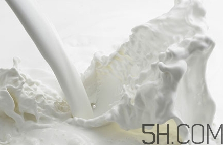 早上喝牛奶會長高嗎？早上喝牛奶會變白嗎？