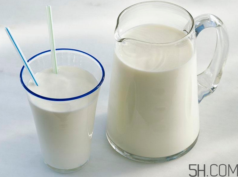 早上喝牛奶好還是晚上喝牛奶好？
