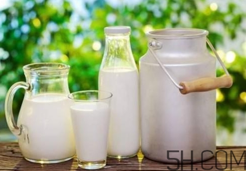 早上喝牛奶豐胸嗎？早上喝牛奶會胖嗎？
