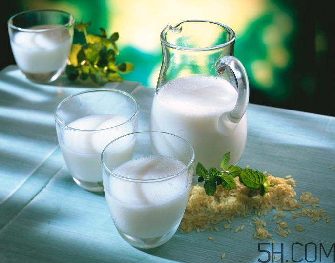 早上喝牛奶豐胸嗎？早上喝牛奶會胖嗎？