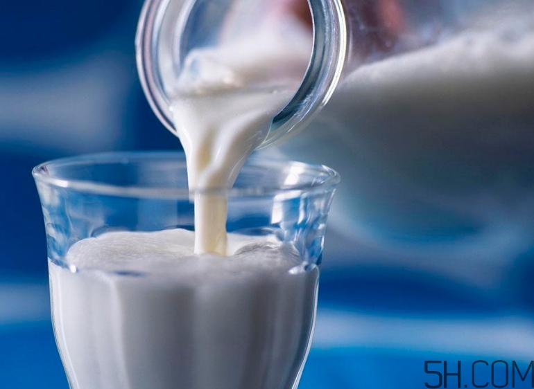 早上喝牛奶好還是晚上喝牛奶好？