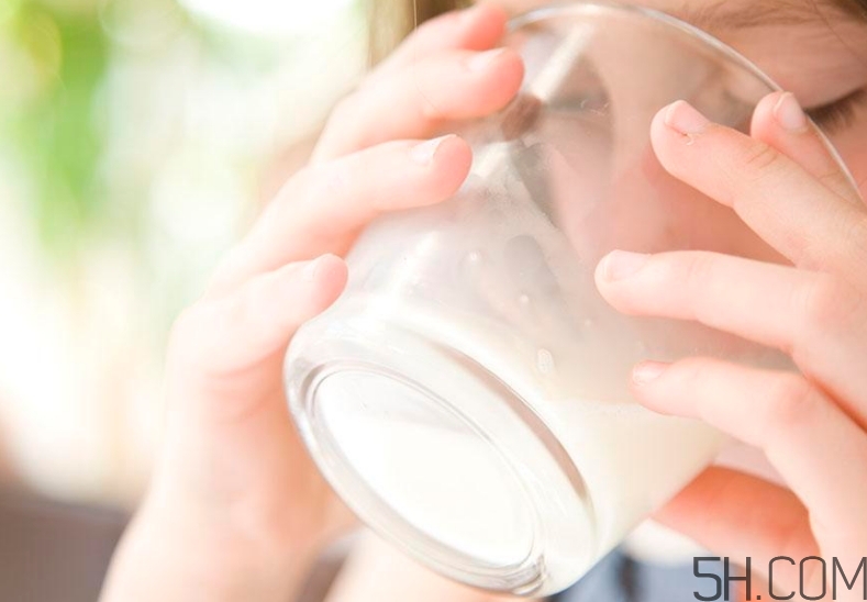 早上喝牛奶會長高嗎？早上喝牛奶會變白嗎？