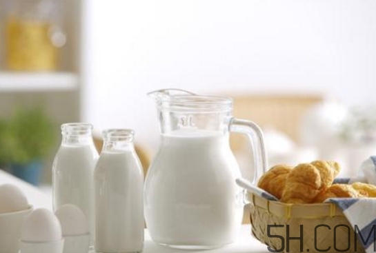 早上喝牛奶好還是晚上喝牛奶好？