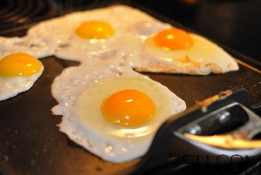 荷包蛋是煮的還是煎的？煎雞蛋還是煮雞蛋好？