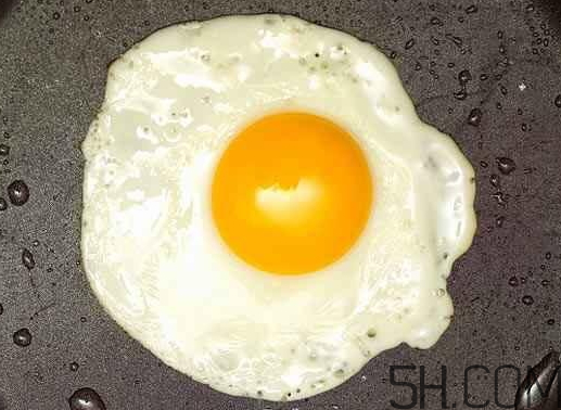 荷包蛋是煮的還是煎的？煎雞蛋還是煮雞蛋好？