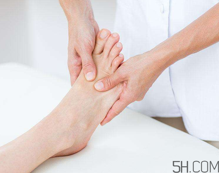 腳氣會(huì)引起灰指甲嗎？腳氣加灰指甲怎么治？