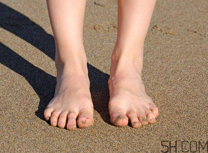 腳氣會(huì)引起灰指甲嗎？腳氣加灰指甲怎么治？