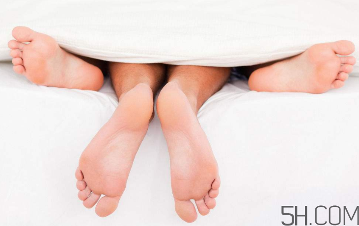 腳氣會(huì)引起灰指甲嗎？腳氣加灰指甲怎么治？