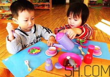 寶寶上幼兒園需要準備什么？寶寶上幼兒園哭鬧怎么應(yīng)對？