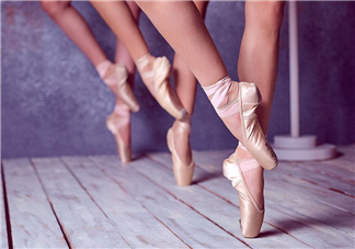 腳氣會引起灰指甲嗎？腳氣加灰指甲怎么治？