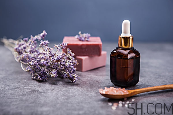 精油擦臉有什么好處 精油擦臉上需要清洗嗎 精油擦臉有什么好處 精油擦臉上需要清洗嗎