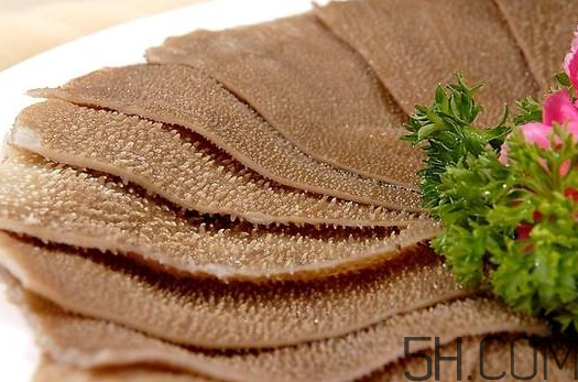 牛百葉和毛肚是一個東西嗎？牛百葉上面有層黑皮能吃嗎？