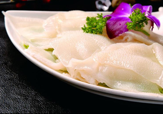 牛百葉和毛肚是一個東西嗎？牛百葉上面有層黑皮能吃嗎？