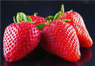 奶油草莓和巧克力草莓哪個(gè)更好吃？奶油草莓的區(qū)分