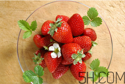 草莓怎么保存不會發(fā)霉？摘草莓小技巧