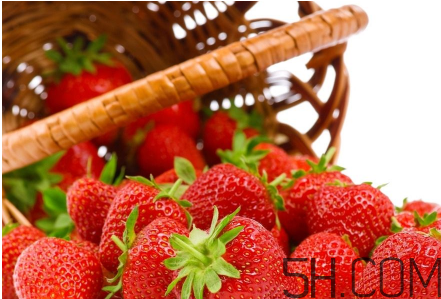 草莓怎么保存不會發(fā)霉？摘草莓小技巧