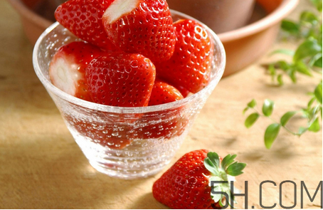 草莓怎么保存不會發(fā)霉？摘草莓小技巧
