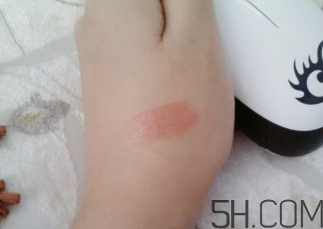 卡姿蘭絲緞美形唇膏色號_試色圖 卡姿蘭絲緞美形唇膏色號_試色圖