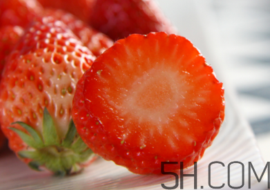 幾月份是摘草莓的季節(jié)？草莓榨汁搭配什么好喝？