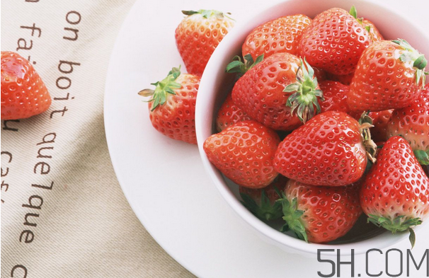 草莓為什么要用鹽水泡？草莓榨汁要加水嗎？