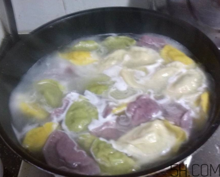 煮餃子用冷水還是熱水？煮餃子用大火還是小火？