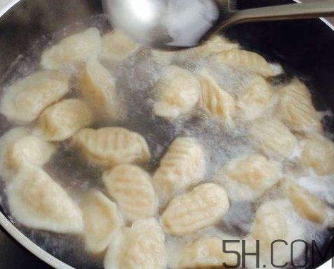 煮餃子用冷水還是熱水？煮餃子用大火還是小火？