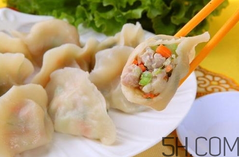 煮餃子用冷水還是熱水？煮餃子用大火還是小火？