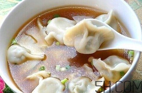 煮餃子用冷水還是熱水？煮餃子用大火還是小火？