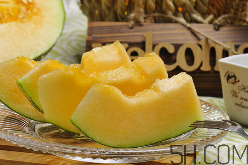 空腹吃哈密瓜好嗎？密瓜爛了一塊能吃嗎？