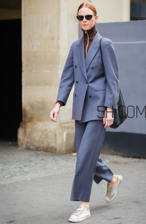 西裝配運動鞋好看嗎？西裝配運動鞋怎么穿？