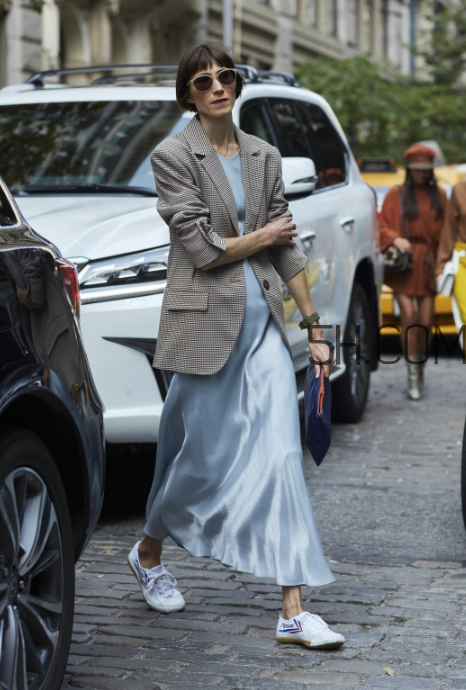 西裝配運動鞋好看嗎？西裝配運動鞋怎么穿？