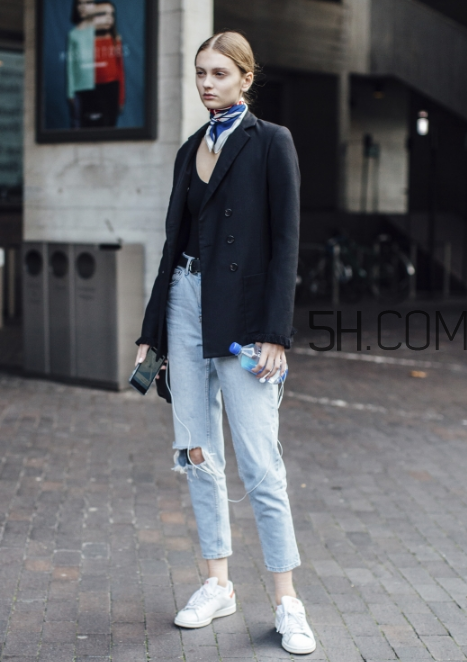 西裝配運動鞋好看嗎？西裝配運動鞋怎么穿？