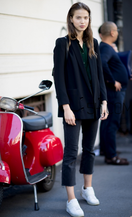 西裝配運動鞋好看嗎？西裝配運動鞋怎么穿？