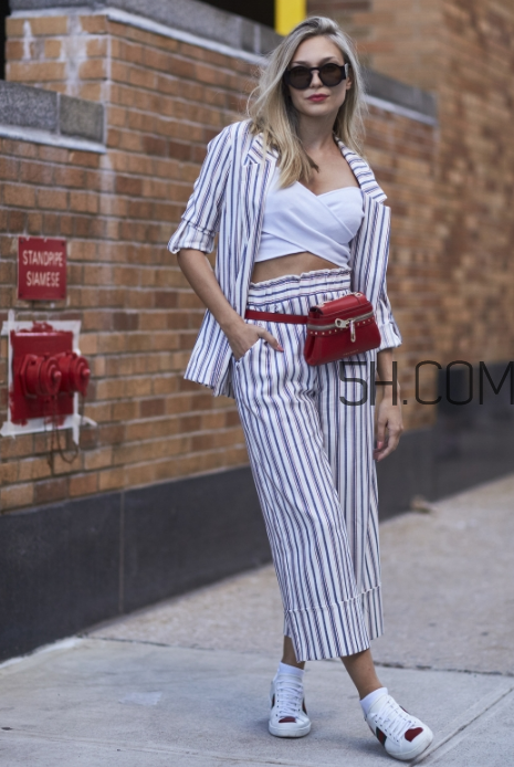 西裝配運動鞋好看嗎？西裝配運動鞋怎么穿？